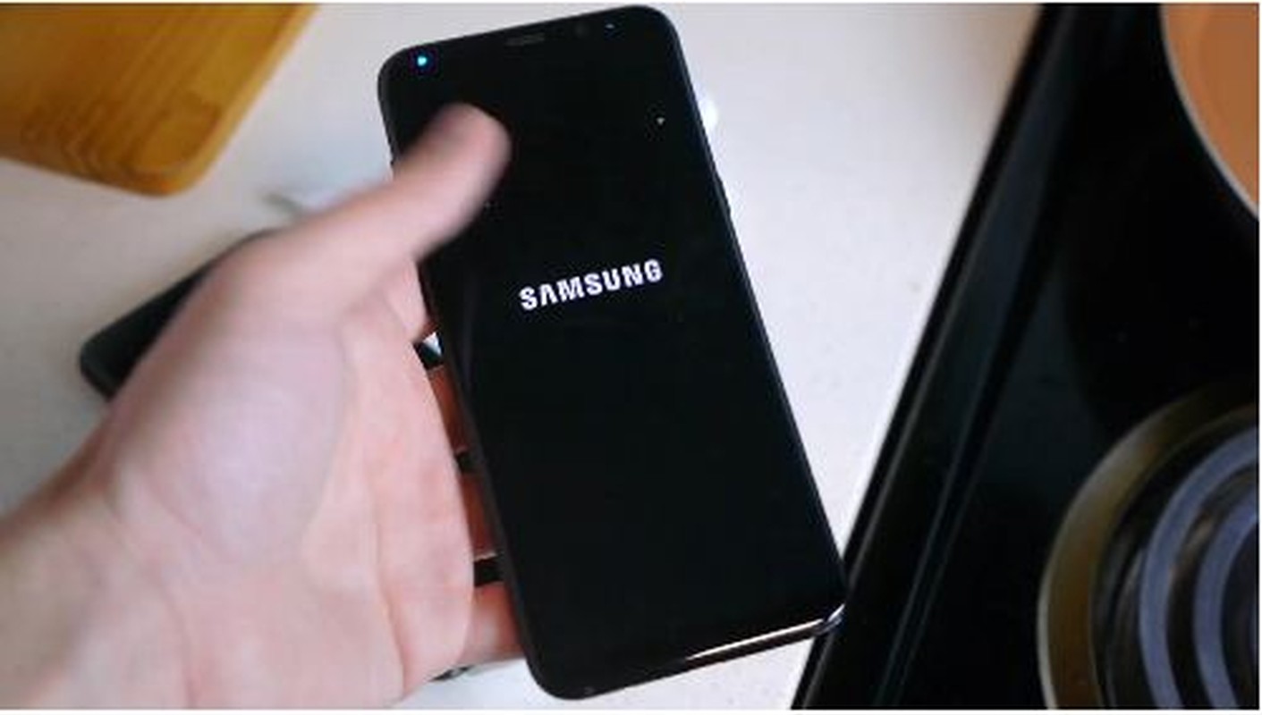 Choang vang xem Galaxy S8 Plus, iPhone 7 Plus do suc trong nuoc soi-Hinh-10